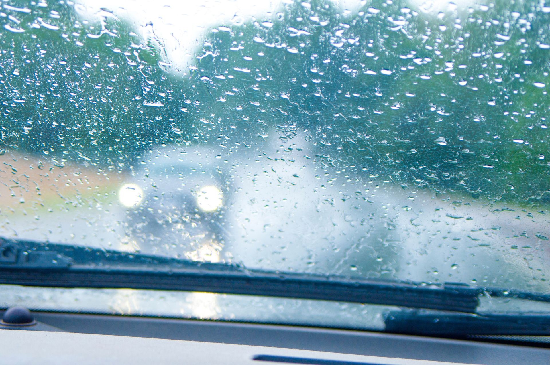 Γιατί θολώνουν τα τζάμια του αυτοκινήτου όταν βρέχει; Πώς τα κρατάς καθαρά