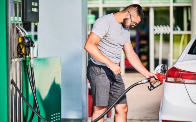 Η Ευρώπη λέει αντίο στη βενζίνη – Αγοράζει ηλεκτρικά και υβριδικά 