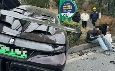 Τράκαραν αυτοκίνητο των 1.305 PS και… κάθισαν στο διάζωμα με τα κινητά