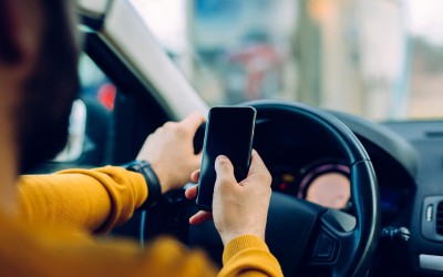 Πού επιτρέπεται να κρατάς το κινητό στην οδήγηση, αρκεί να μην στέλνεις μήνυμα – Πότε θα αλλάξει ο νόμος;