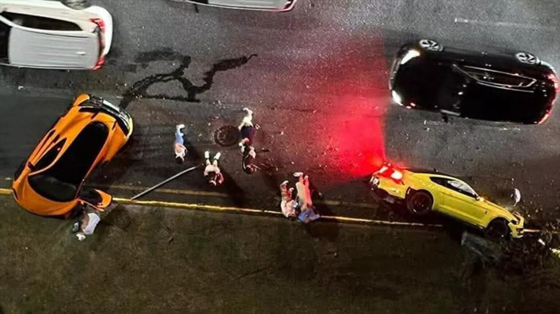 McLaren και Mustang τράκαραν μεταξύ τους και τούμπαραν! 