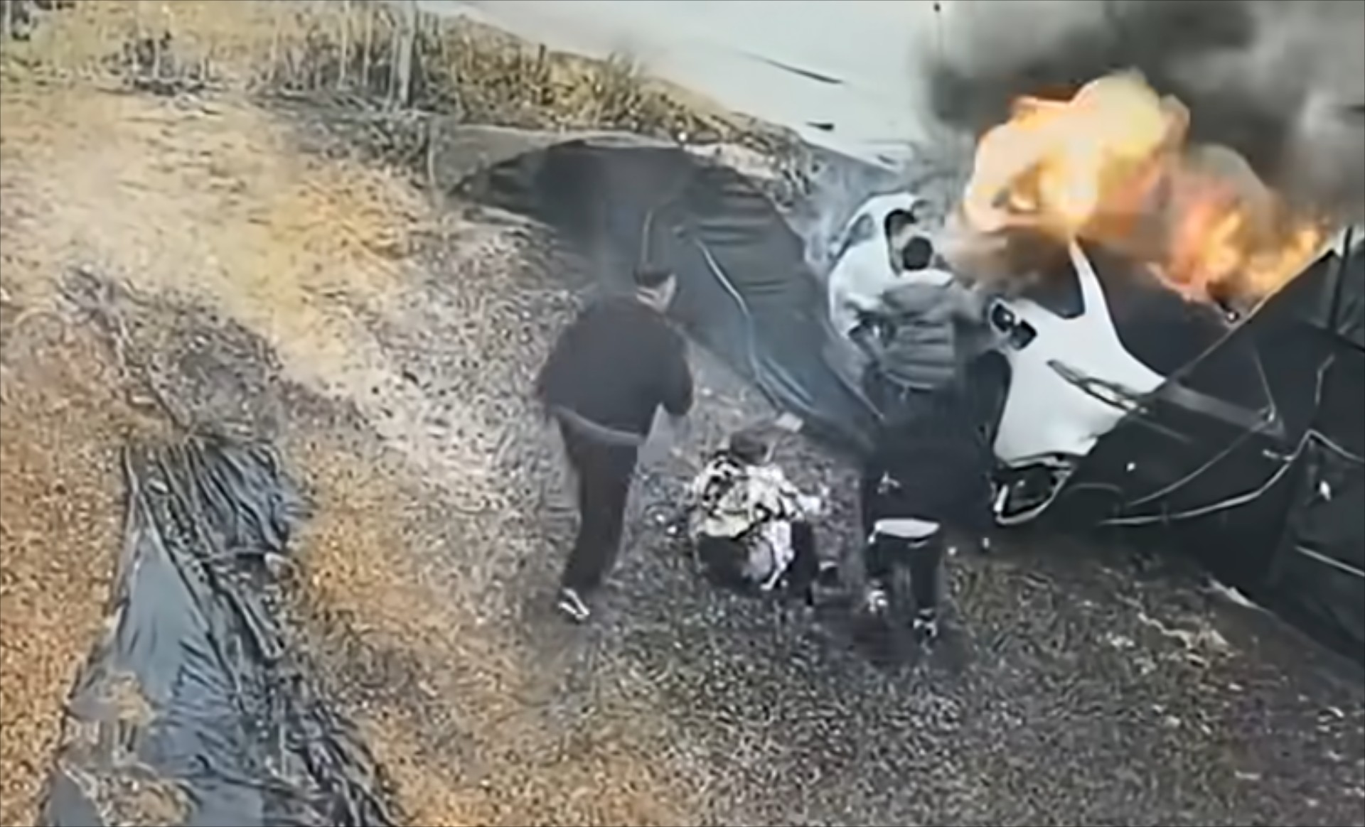 Σοκάρει το video: Σώθηκε από θαύμα οικογένεια όταν κλείδωσαν οι πόρτες