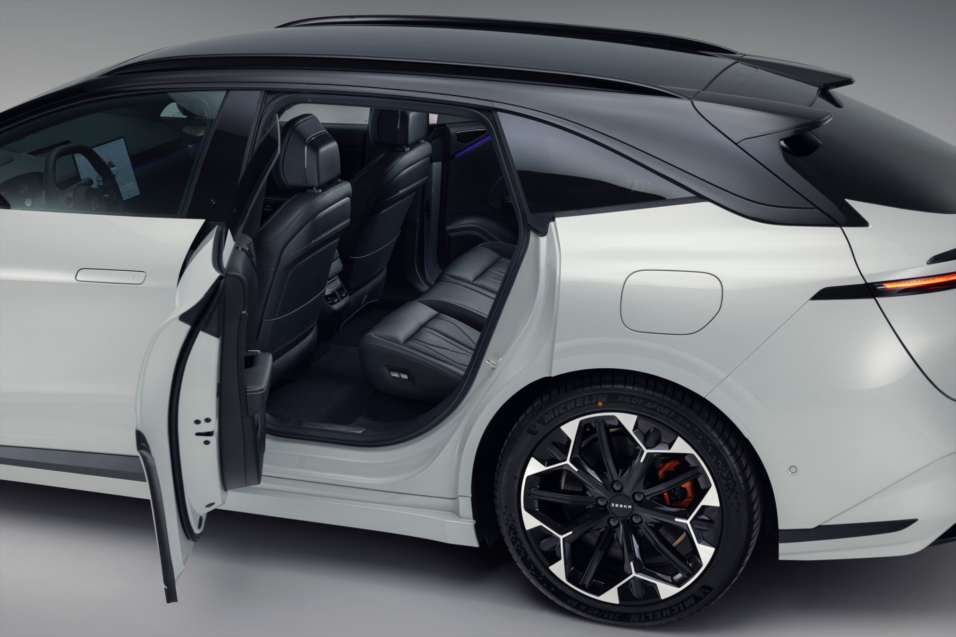 Ταχύτατο και ταξιδιάρικο! Νέο μοντέλο κάνει 0-100 σε 3,3’’ και πωλείται στην Ελλάδα για 46.990 ευρώ 