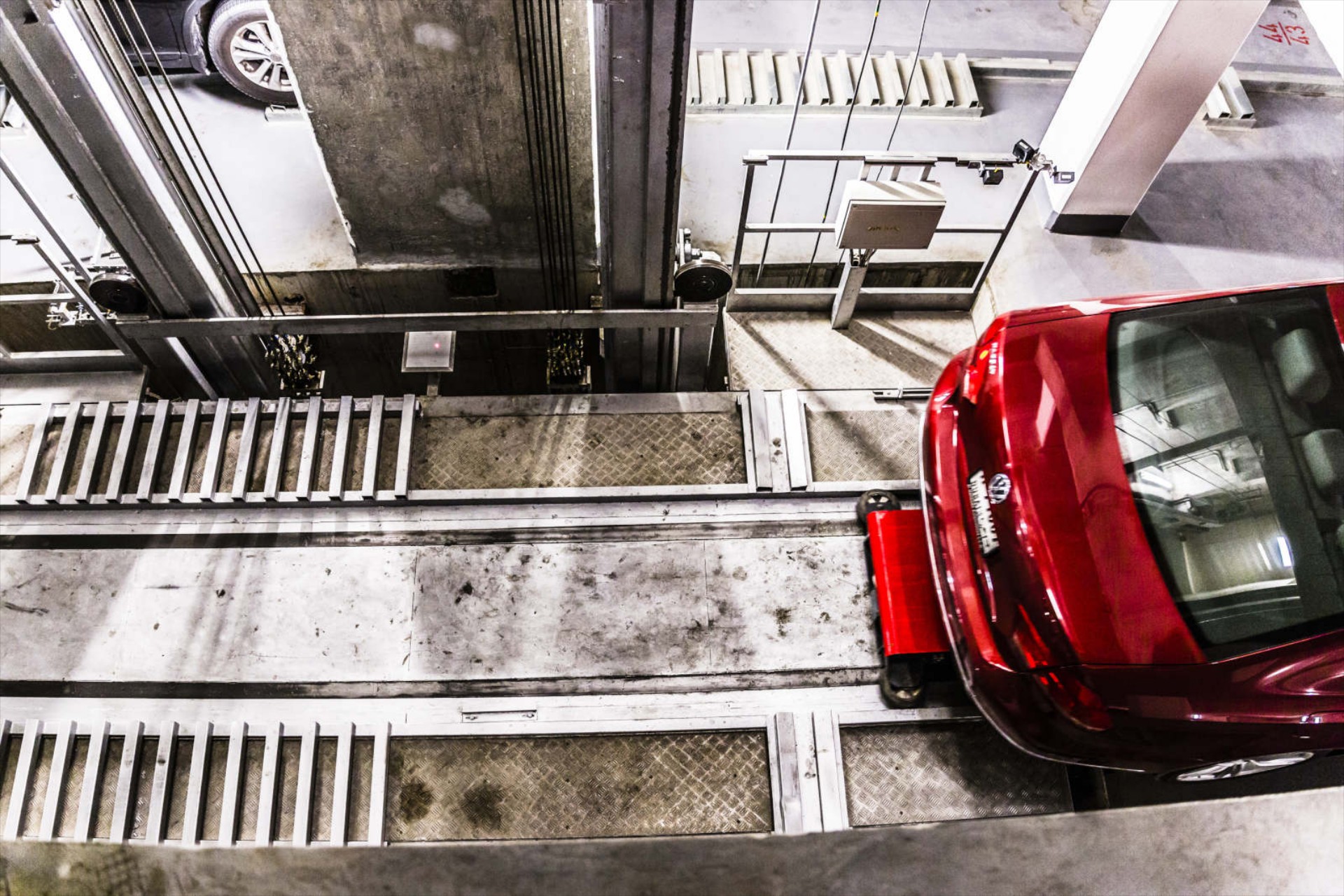 Το parking που θυμίζει Hot Wheels – Έχει μέχρι και αυτόματο φορτιστή για ηλεκτρικά