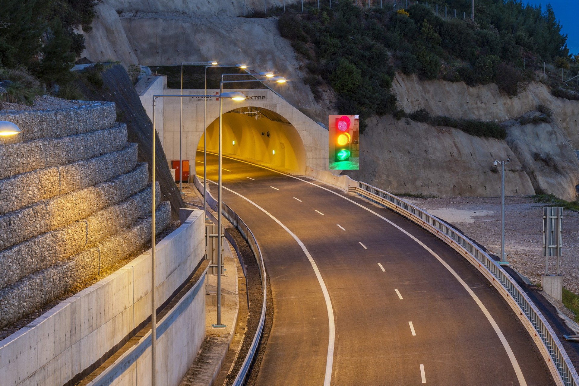 Τι σημαίνει το κίτρινο φανάρι στις ελληνικές σήραγγες; Δεν το ξέρουν 8 στους 10 οδηγούς