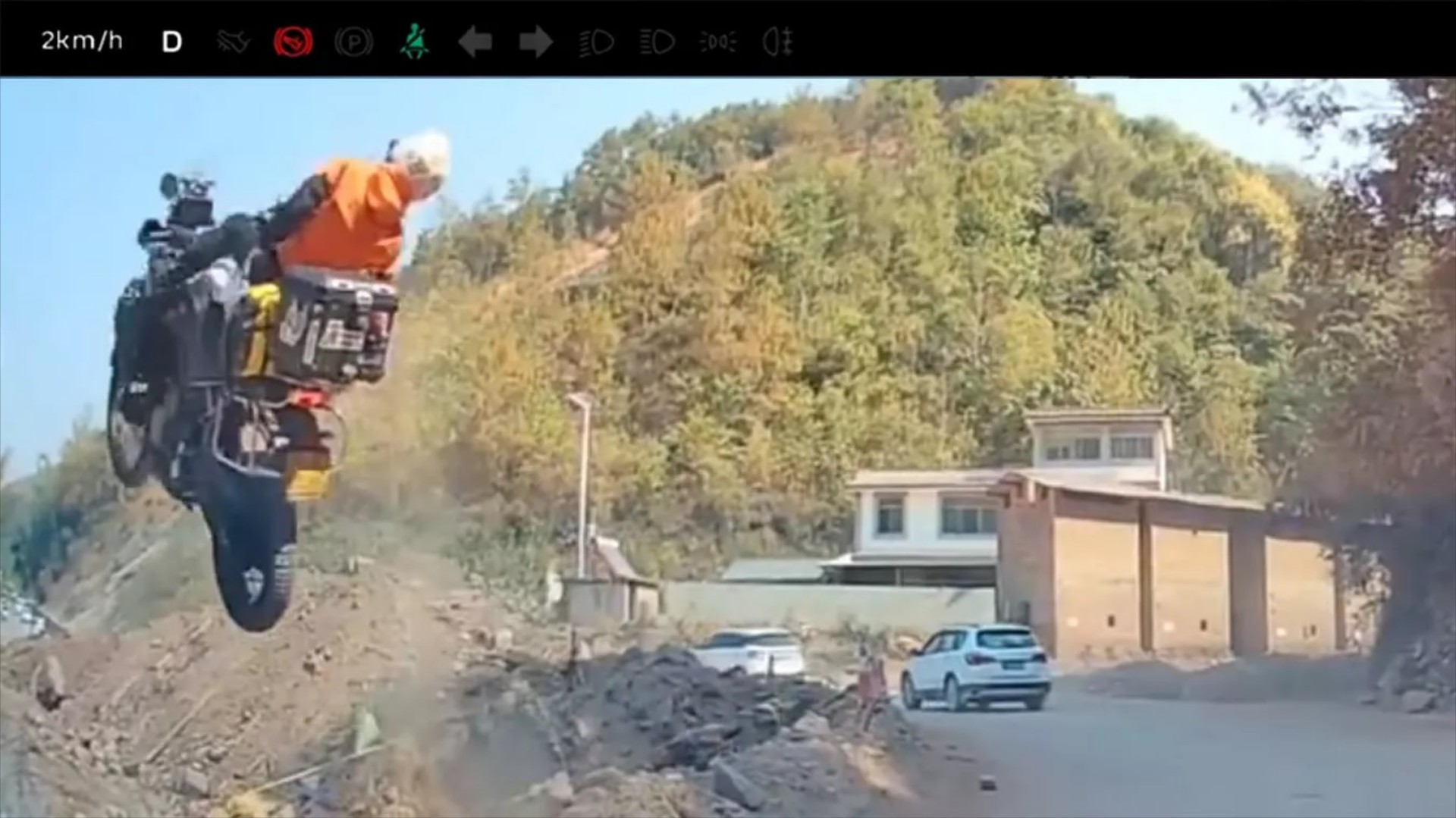 Αναβάτρια με CF Moto 450 MT κάνει βουτιά στον γκρεμό - Το έχασε με 16 km/h