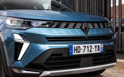 Το εντυπωσιακό hybrid SUV της Renault που καίει σαν diesel – Έχει πορτμπαγκάζ 624 lt 