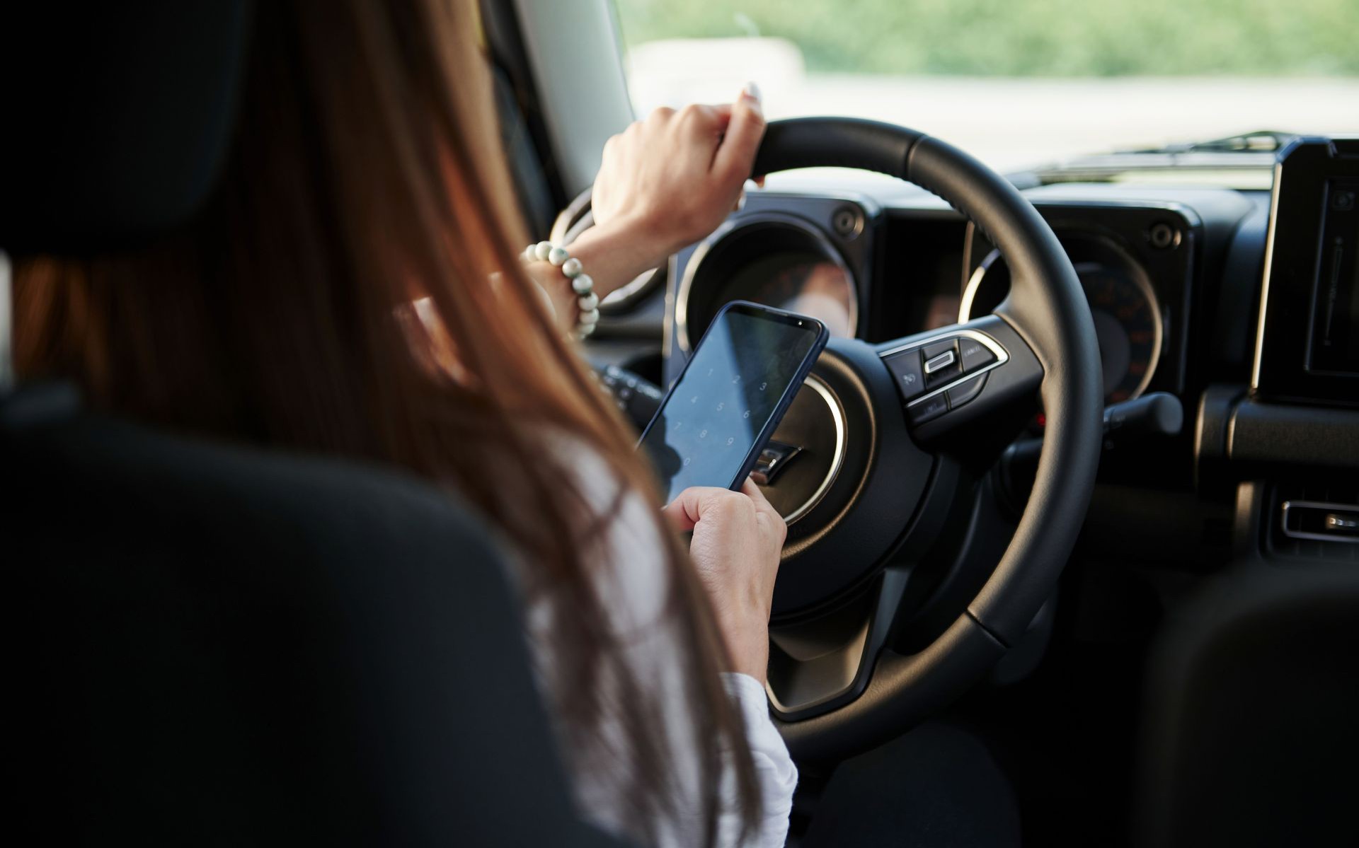 Κάμερες AI: Σε γράφουν αν κρατάς κινητό στο φανάρι;