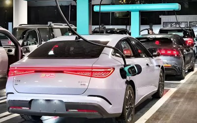 Οι νέοι φορτιστές της BYD είναι γρήγοροι σαν… αντλία βενζινάδικου