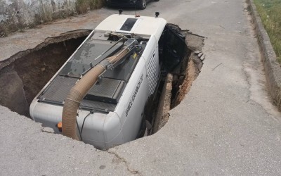Ιωάννινα: Λακκούβα κατάπιε όχημα του Δήμου [video] 