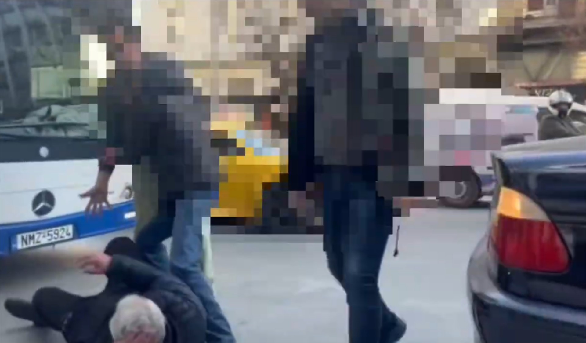 Θεσσαλονίκη: Οδηγός λεωφορείου κατέβηκε κάτω και άρχισε το ξύλο [video]