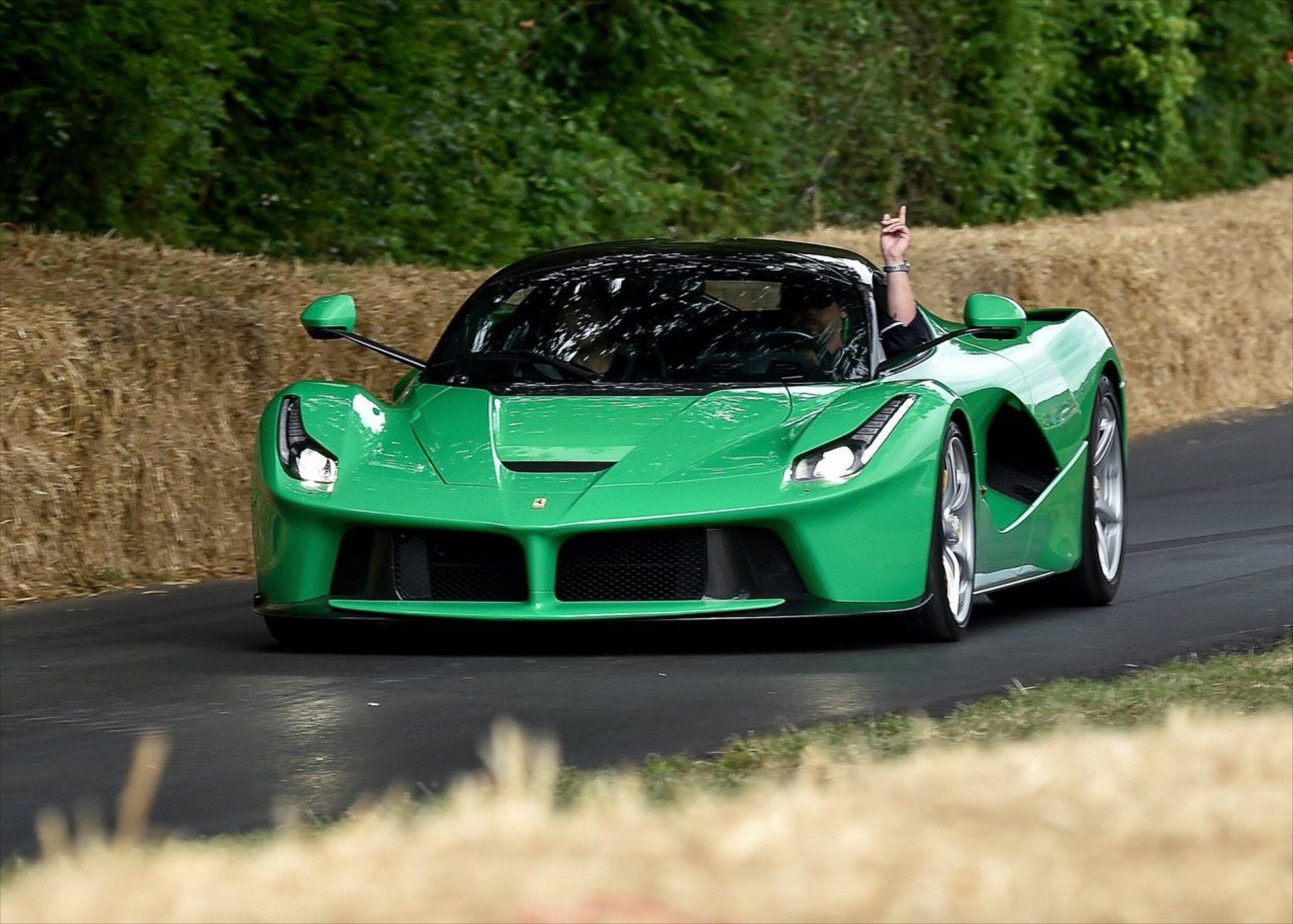 Η μοναδική στον κόσμο πράσινη LaFerrari πωλείται – Ανήκε σε διάσημο τραγουδιστή