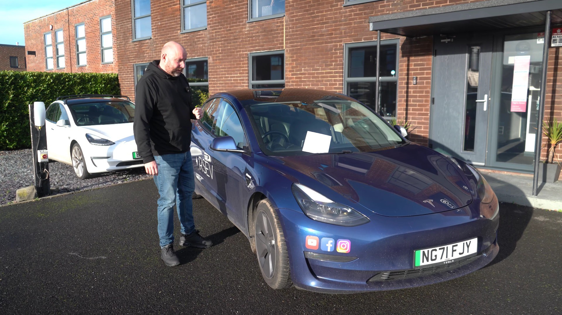 Tesla ταξί έκανε 386.000 km σε τέσσερα χρόνια – Τι ζημιές έβγαλε; Πόσα πλήρωσε ο οδηγός;