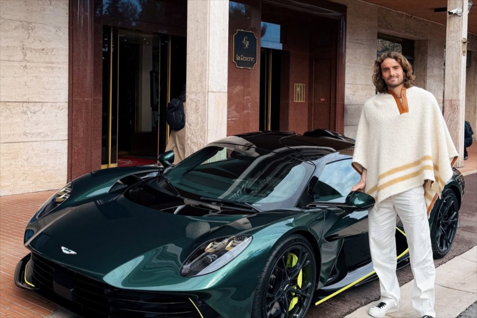 Ο Στέφανος Τσιτσιπάς παρέλαβε το νέο του αυτοκίνητο – Κοστίζει 1 εκατ. ευρώ