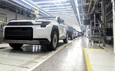 Η Toyota ετοιμάζει τους «δολοφόνους» της Tesla –  Έρχονται μέσα στο 2026