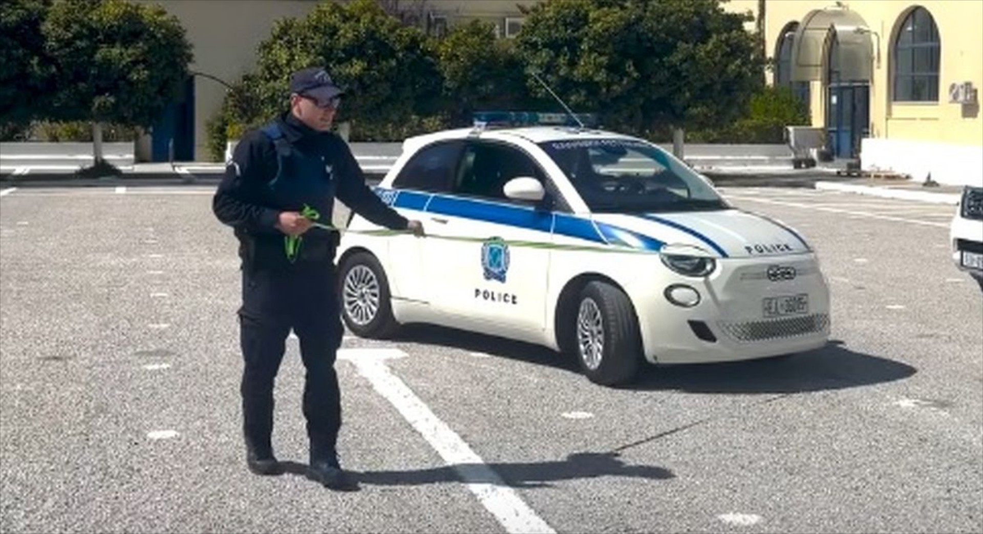 Η Ελληνική Αστυνομία κρατάει με ιμάντα ηλεκτρικό αυτοκίνητο για να μην κάνει bullying (video)