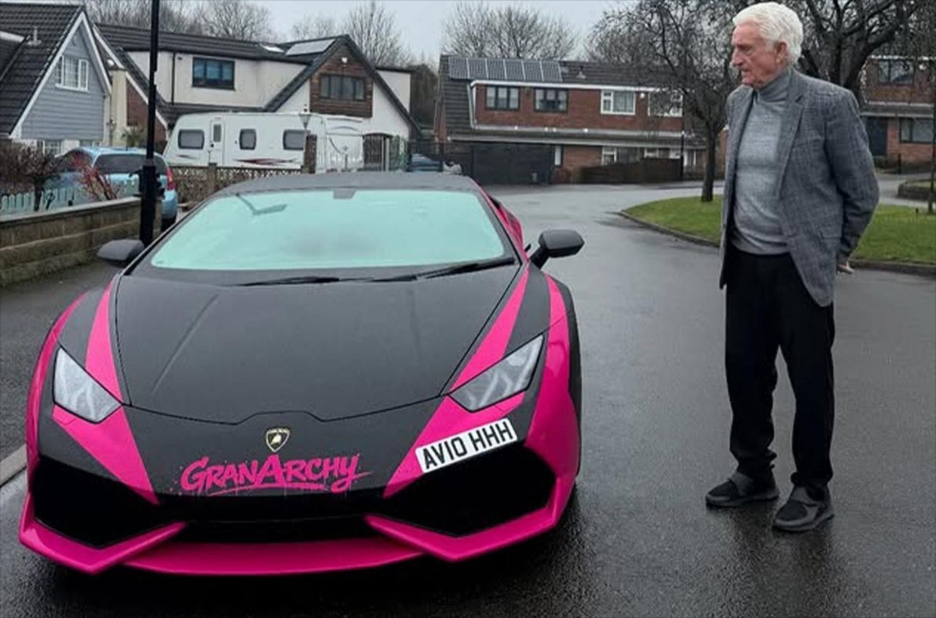 Κάτοχος Lamborghini μεταφέρει δωρεάν ηλικιωμένους –Γιατί δεν τήρησε μια υπόσχεση