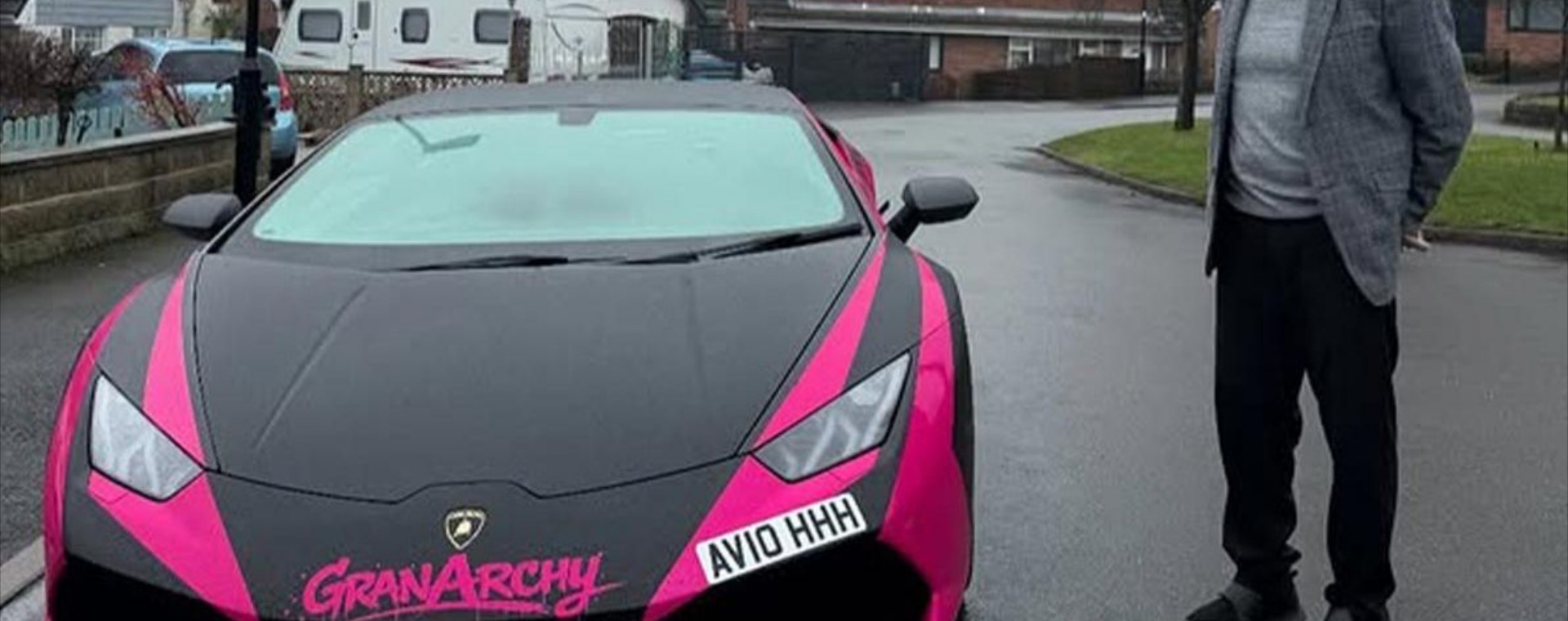 Κάτοχος Lamborghini μεταφέρει δωρεάν ηλικιωμένους –Γιατί δεν τήρησε μια υπόσχεση 