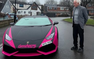 Κάτοχος Lamborghini μεταφέρει δωρεάν ηλικιωμένους –Γιατί δεν τήρησε μια υπόσχεση 