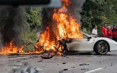 Τραγωδία με Ferrari - Ζευγάρι εγκλωβίστηκε μετά από ατύχημα [video]