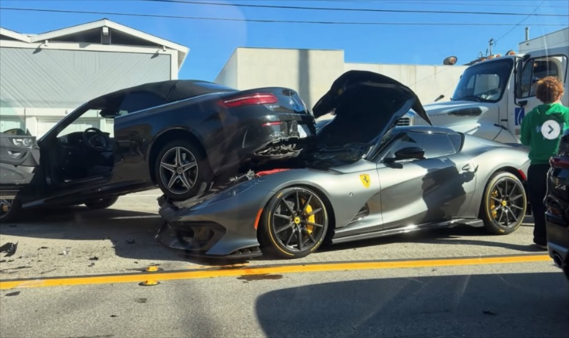 Οδηγός Ferrari βγήκε για προσπέραση και καρφώθηκε σε Mercedes