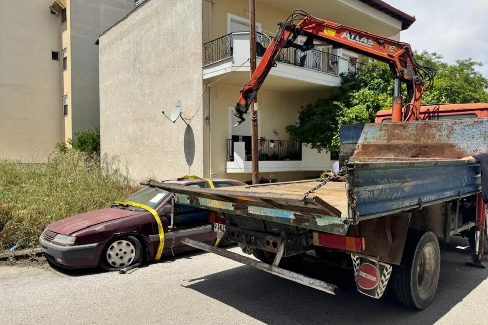 Επιχείρηση «σκούπα» στη Λάρισα – Βγήκαν οι γερανοί στους δρόμους  