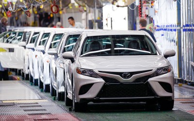Χρειάζονται 40 Toyota για να ισοφαρίσουν μια Ferrari - Kαι δε μιλάμε για ιπποδύναμη

