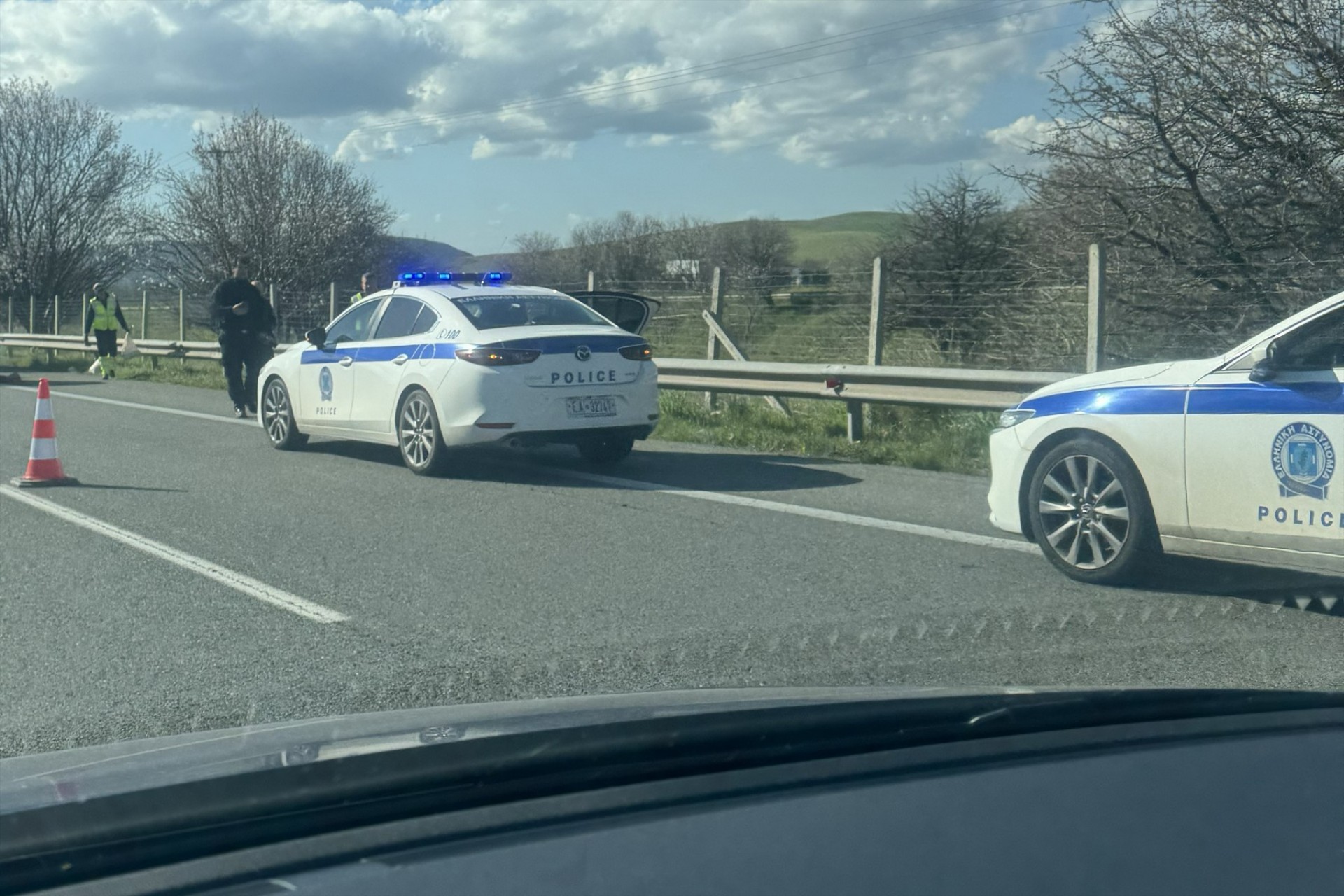 Ελλάδα: Έπιασαν στην εθνική οδό «μαϊμού» εφοριακό – Είχε 37.000 ευρώ σε μετρητά στο αυτοκίνητο