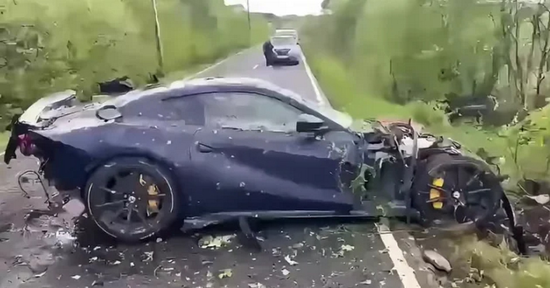 Έχασε τη Ferrari πάνω στη στροφή και τη διέλυσε (video)