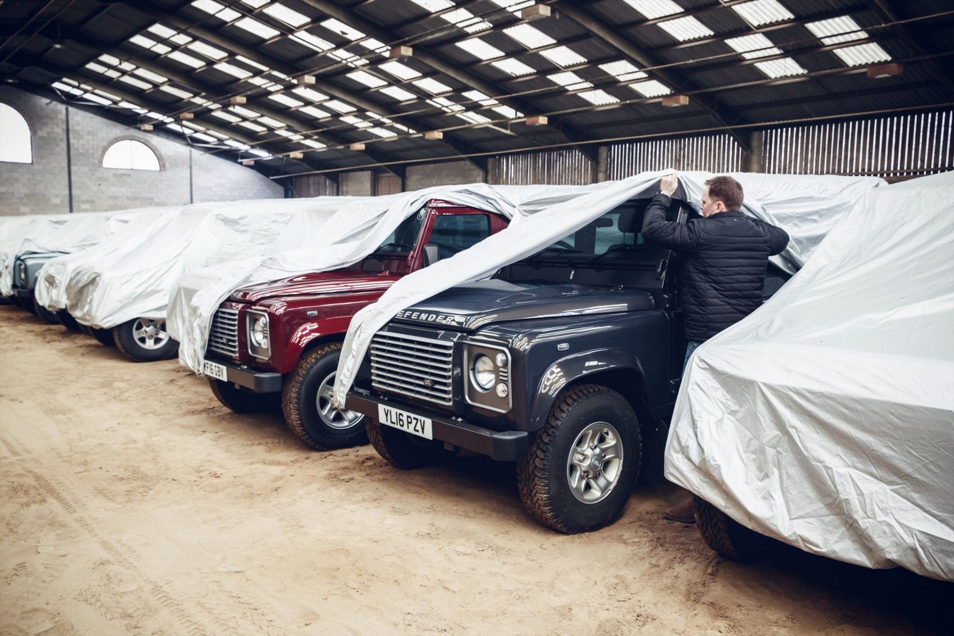 Επιχειρηματίας αγόρασε 240 Land Rover Defender - Και έβγαλε πάρα πολλά λεφτά