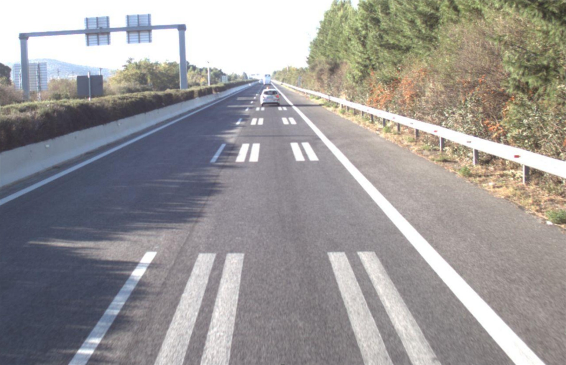 Ελλάδα: Τι είναι αυτές οι διπλές γραμμές πάνω στον αυτοκινητόδρομο; 