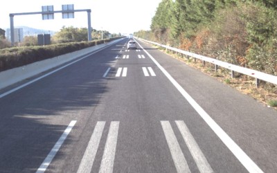 Ελλάδα: Τι είναι αυτές οι διπλές γραμμές πάνω στον αυτοκινητόδρομο; 