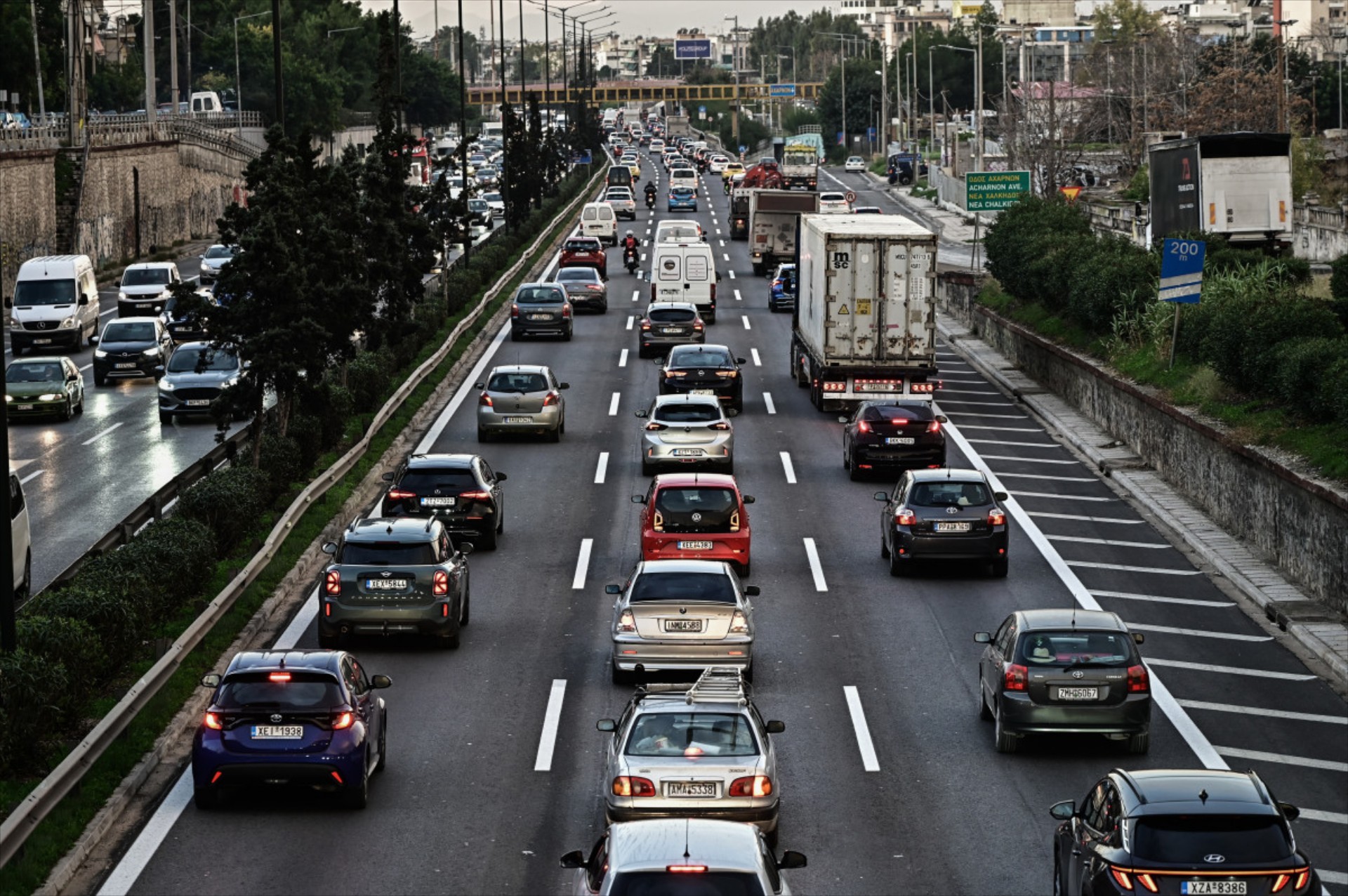 Το ανακοίνωσε ο πρόεδρος, χωρίς φόρο η εισαγωγή 100.000 αυτοκινήτων – Κι ας είναι φτωχή η χώρα