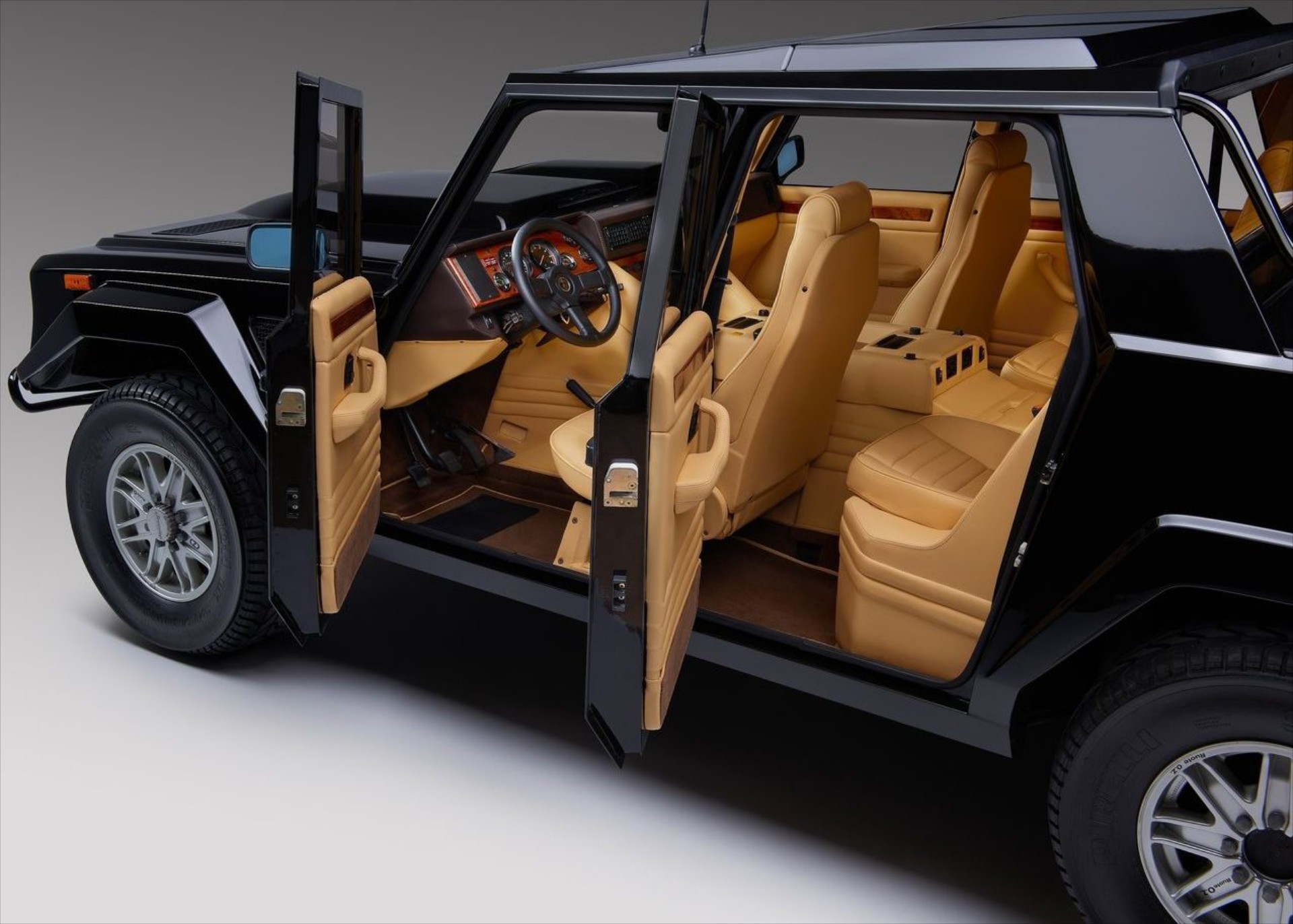 Το πρώτο SUV με επιδόσεις supercar – Το λάτρεψαν οι Πάμπλο Εσκομπάρ και Μουαμάρ Καντάφι
