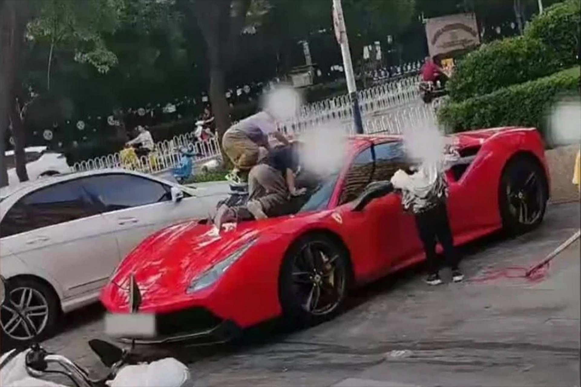 Παιδιά έκαναν τσουλήθρα πάνω σε Ferrari – Ο κάτοχος πήγε στα δικαστήρια τους γονείς (video)