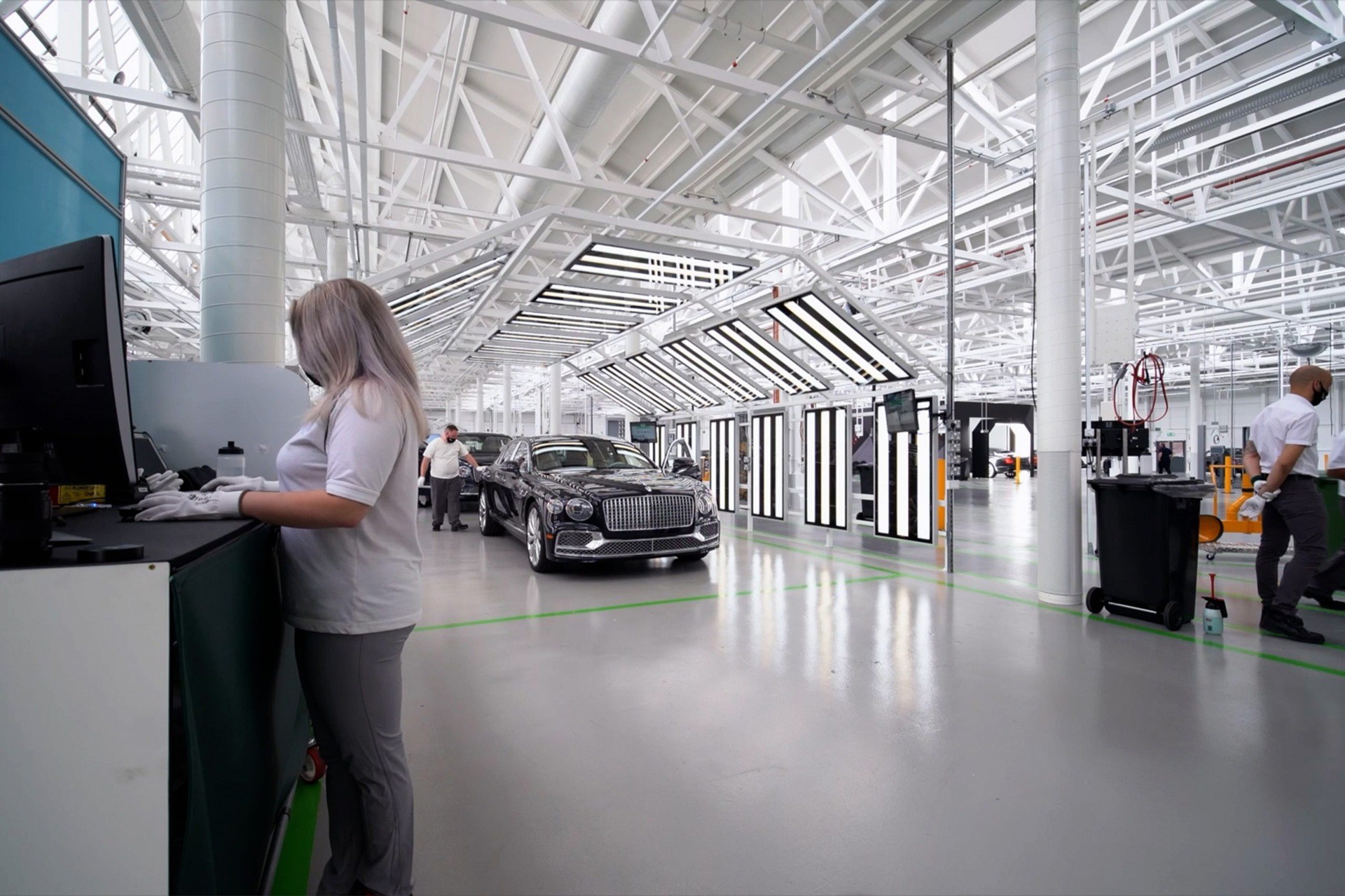 Η κυρία που υποκλίνονται στη Bentley – Κάθε απαίτησή της γίνεται πράξη