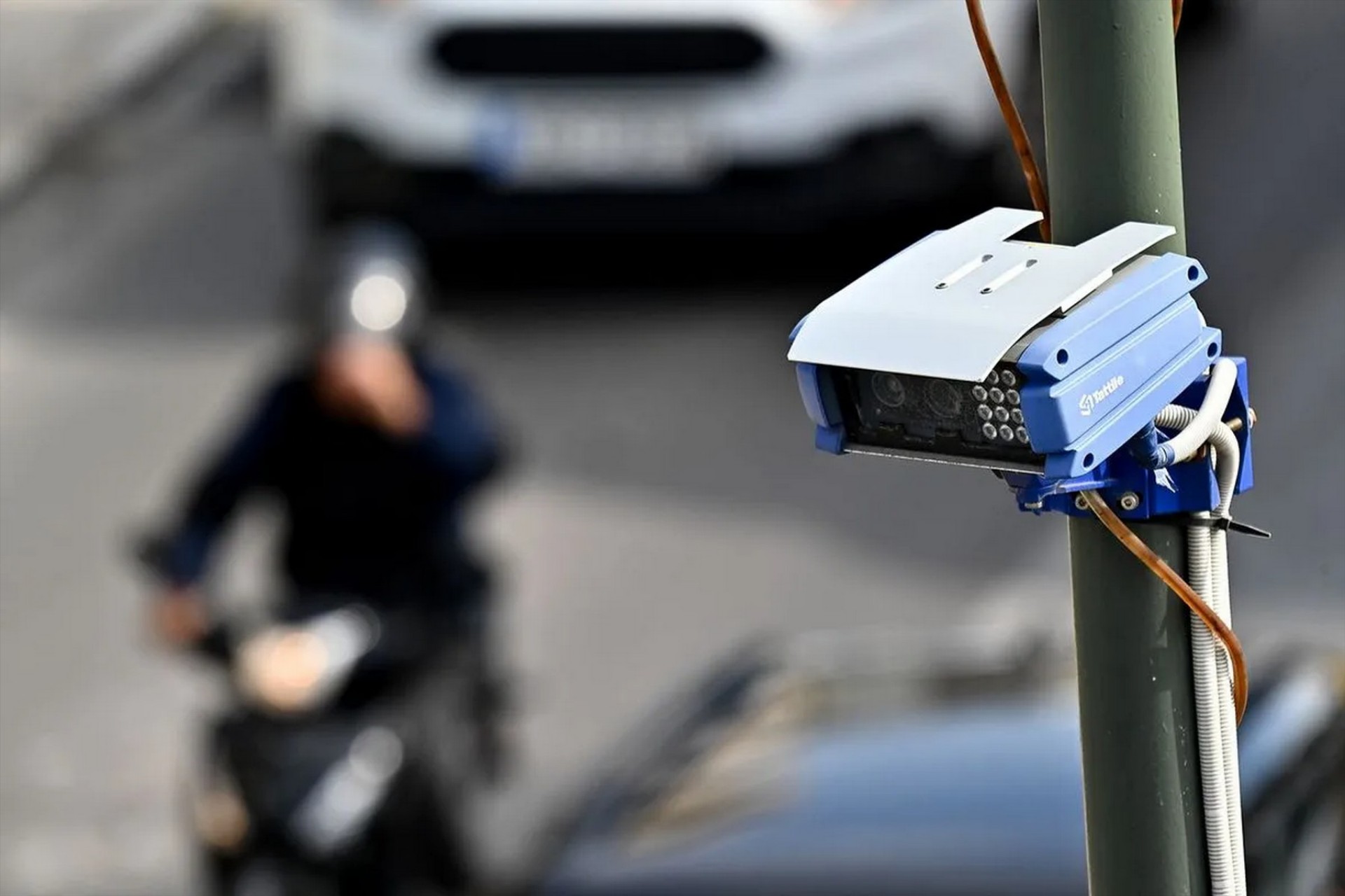 Η ΕΕ θέλει αυτοκίνητα που θα πηγαίνουν αναγκαστικά με το όριο ταχύτητας – Άσχετα πόσο πατάς το γκάζι