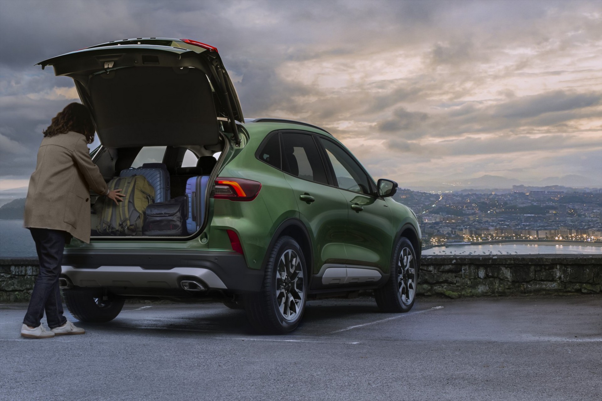 Το υβριδικό SUV των 183 ίππων που τα έχει όλα – Καίει 5,3 lt και έχει φόρο 100€