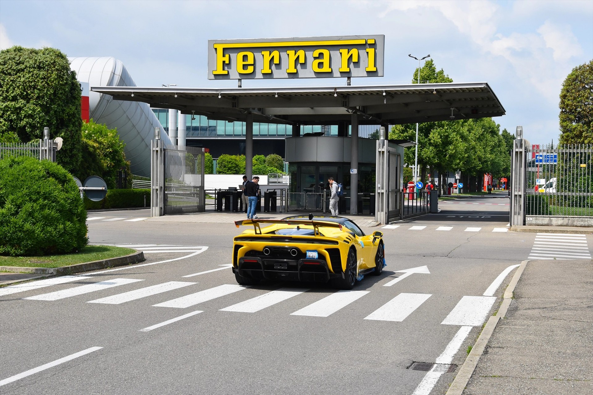 Άνοιξαν οι πύλες του Maranello για διάσημο ποδοσφαιριστή (εικόνες) 