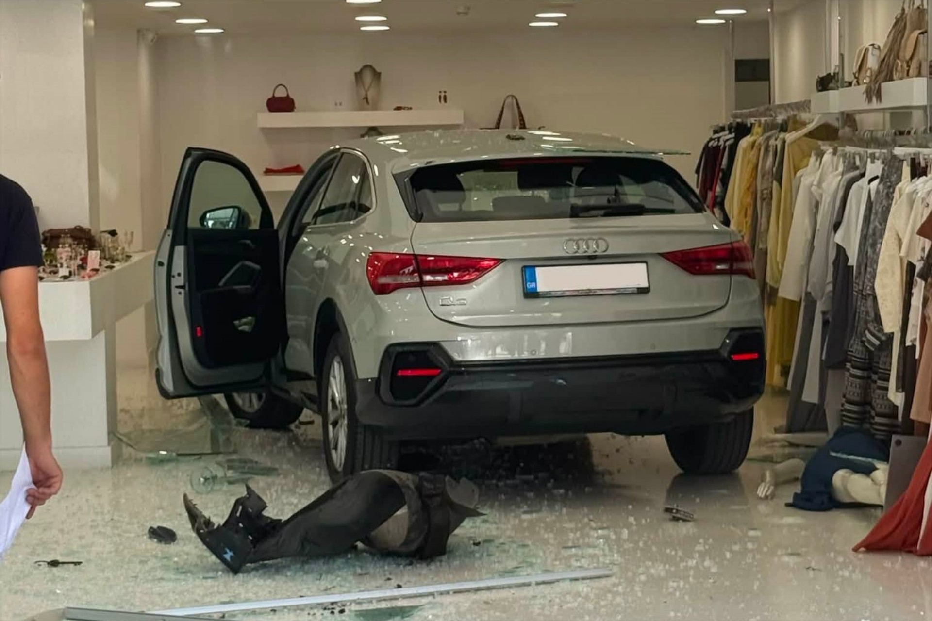 SUV διέλυσε μαγαζί σε κεντρική λεωφόρο της Αθήνας – Δείτε εικόνες