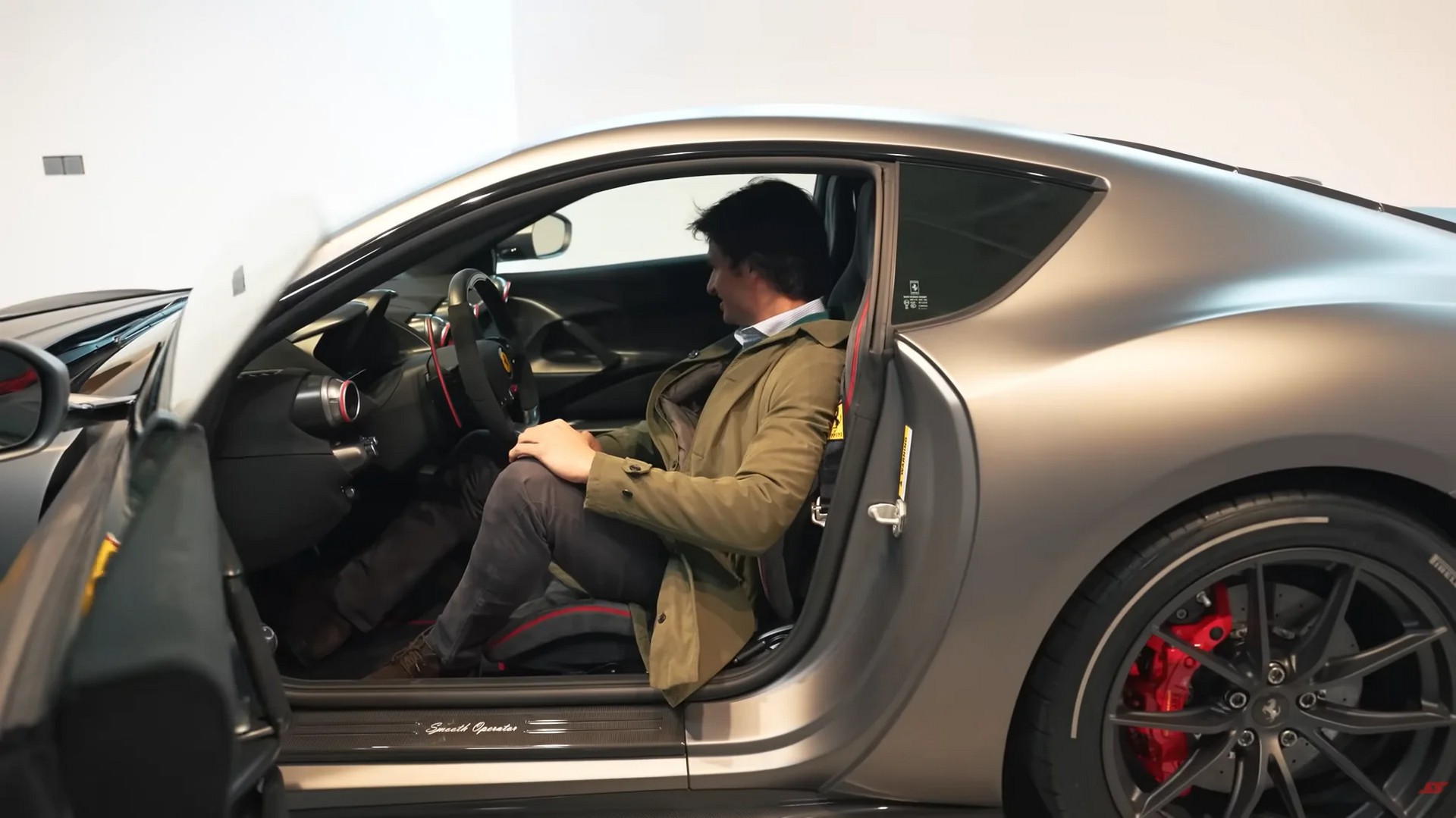Ο άνθρωπος που έχει τις καλύτερες Ferrari – Κυκλοφορεί με ένα VW Golf GTI για να μην προκαλεί