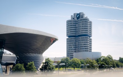 Γιατί τα κεντρικά γραφεία της BMW έχουν αυτή την ιδιαίτερη σχεδίαση; 