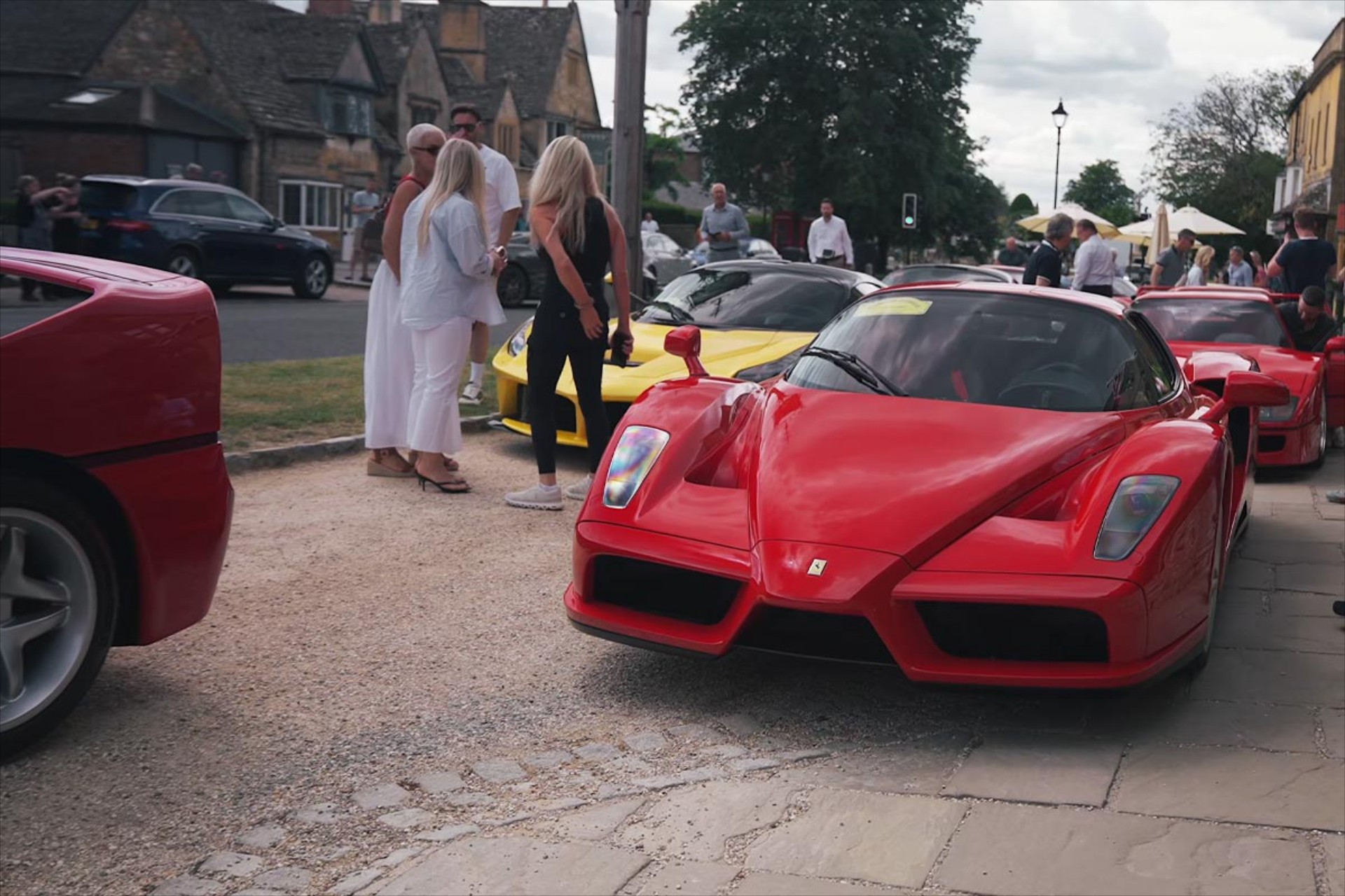 Το μικρό χωριό που γέμισε Ferrari – Άφωνοι οι κάτοικοι από το θέαμα