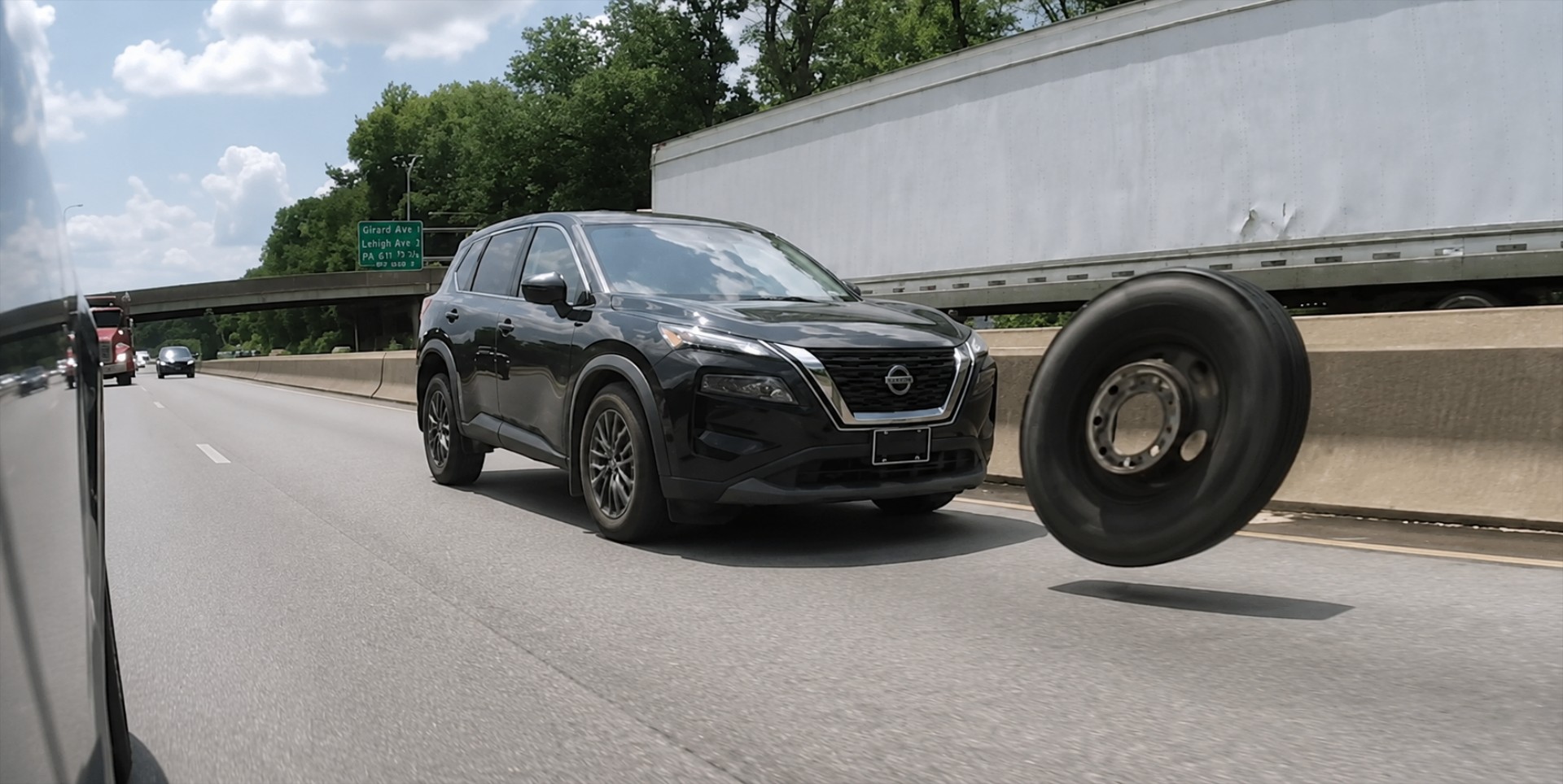 Τροχός έφυγε από φορτηγό και διέλυσε SUV - Μέσα σε αυτοκινητόδρομο (video)