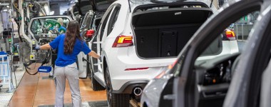 Η μοναδική μάρκα που πουλάει 100.000 αυτοκίνητα τον μήνα – Κέρδισε ξανά την Toyota