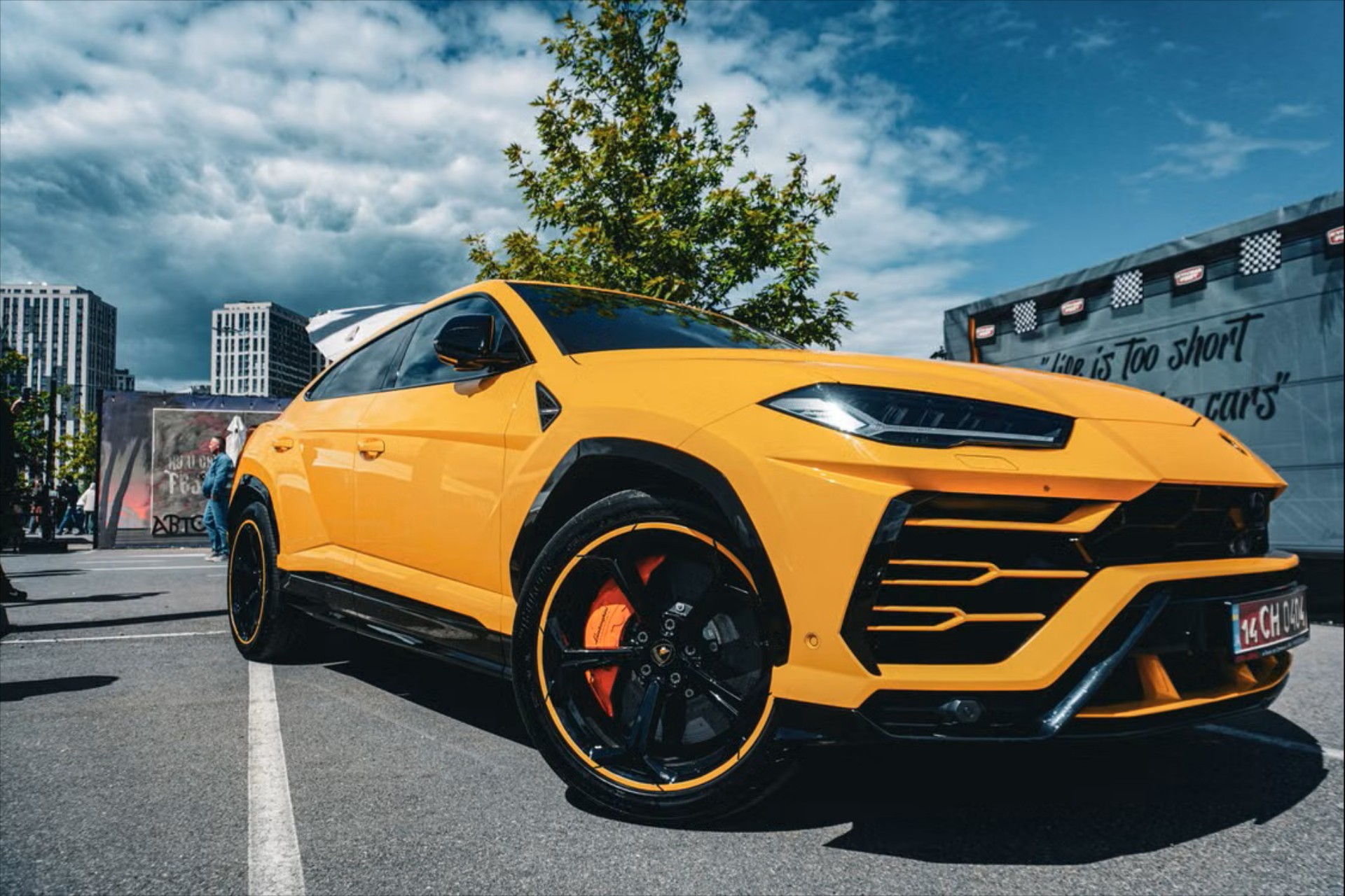 Η χώρα που έχει πόλεμο κι όμως αγοράζει Porsche, Aston Martin, Rolls-Royce, Bentley, Ferrari και Lamborghini