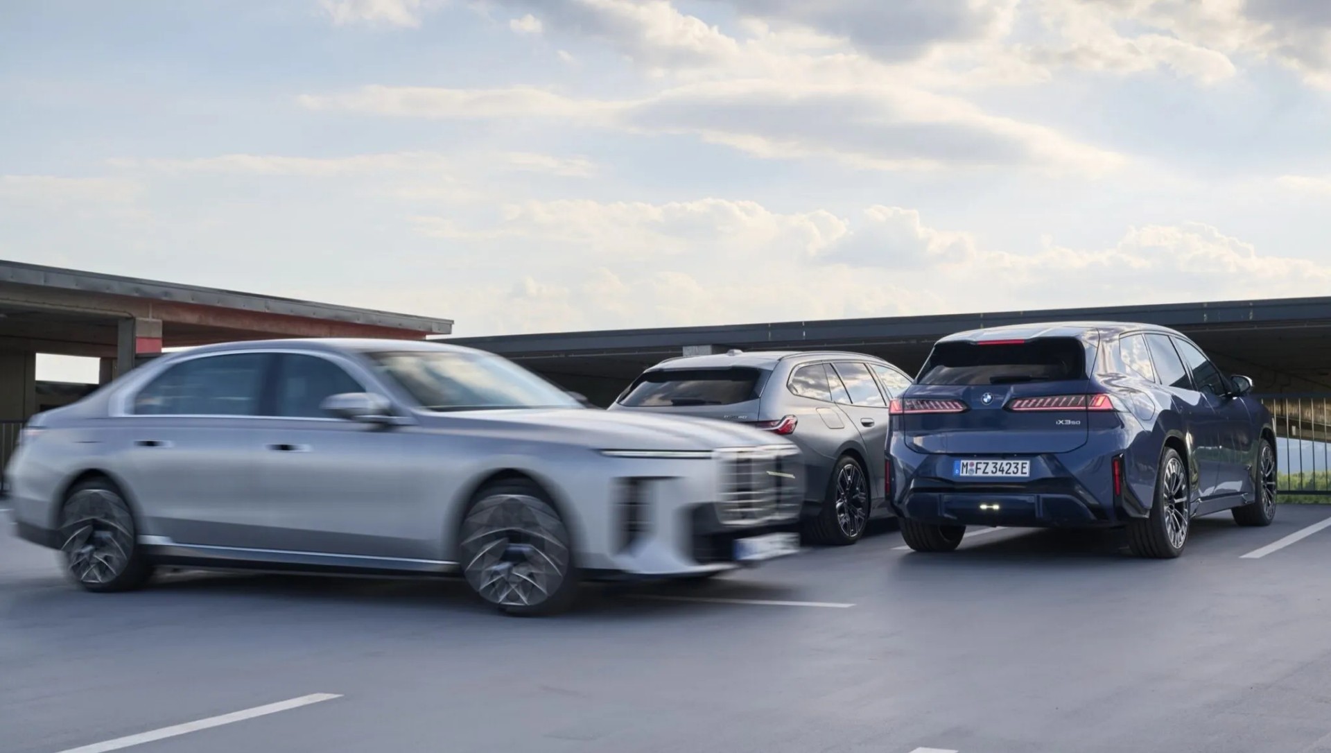 BMW: Δεν σε αφήνει να ανοίξεις την πόρτα αν υπάρχει κίνδυνος – Ούτε να πατήσεις το γκάζι αν είναι να τρακάρεις [video]