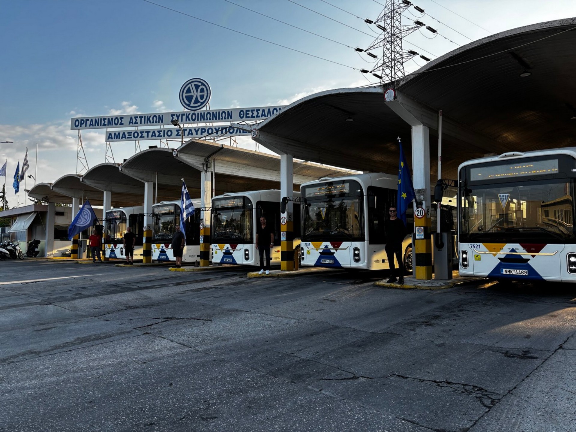 Τέλος η αναμονή στις στάσεις της Θεσσαλονίκης – Βγήκαν στους δρόμους τα νέα λεωφορεία