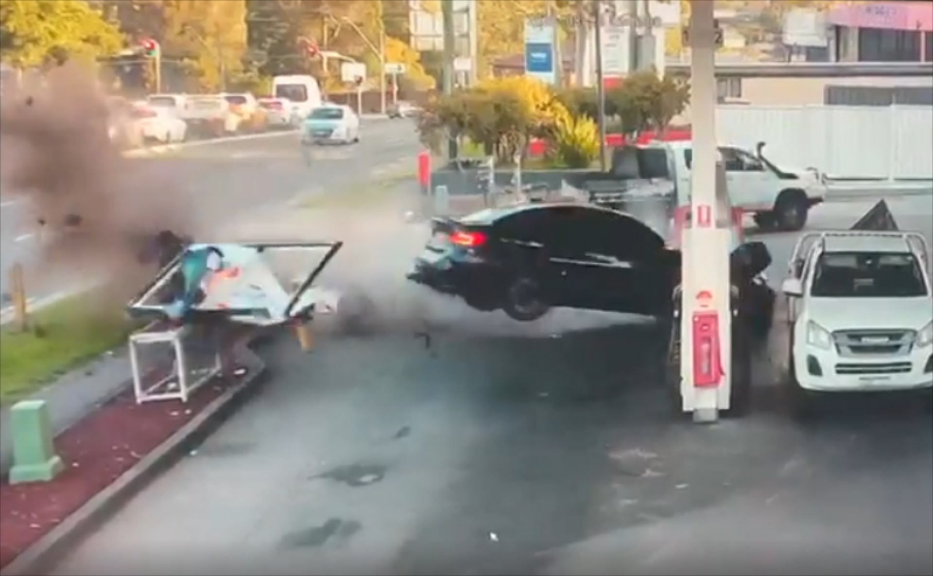 BMW M3 βγήκε εκτός ελέγχου και έπεσε σε πρατήριο καυσίμων (video)