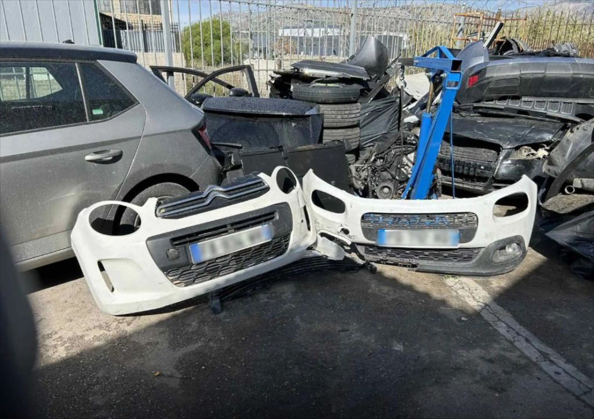 Ελλάδα: Βρέθηκε το συνεργείο που διέλυαν τα κλεμμένα αυτοκίνητα – Δείτε που ήταν